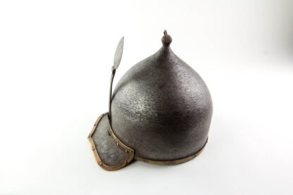 Helm Mameluk, im Stil des 15. Jh., Eisen, Ägypten, mehrteilig, handgeschmiedet, feuerverschweißt mit Bändern und Kupfernieten, 19. Jh. oder älter, hochwertige Arbeit mit Alterungsspuren, ein identisches Stück befindet sich im Damaskus National Museum, H: 23 cm, D: 22,5 cm.