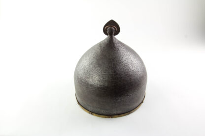 Helm Mameluk, im Stil des 15. Jh., Eisen, Ägypten, mehrteilig, handgeschmiedet, feuerverschweißt mit Bändern und Kupfernieten, 19. Jh. oder älter, hochwertige Arbeit mit Alterungsspuren, ein identisches Stück befindet sich im Damaskus National Museum, H: 23 cm, D: 22,5 cm.