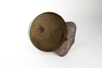 Helm Mameluk, im Stil des 15. Jh., Eisen, Ägypten, mehrteilig, handgeschmiedet, feuerverschweißt mit Bändern und Kupfernieten, 19. Jh. oder älter, hochwertige Arbeit mit Alterungsspuren, ein identisches Stück befindet sich im Damaskus National Museum, H: 23 cm, D: 22,5 cm.