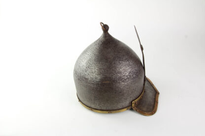 Helm Mameluk, im Stil des 15. Jh., Eisen, Ägypten, mehrteilig, handgeschmiedet, feuerverschweißt mit Bändern und Kupfernieten, 19. Jh. oder älter, hochwertige Arbeit mit Alterungsspuren, ein identisches Stück befindet sich im Damaskus National Museum, H: 23 cm, D: 22,5 cm.