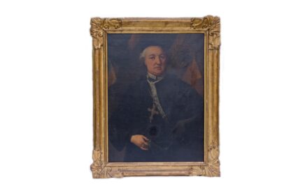 Gemälde, zweite Hälfte 18. Jh., Öl auf Lwd., unsigniert, Portrait eines Geistlichen in schwarzen Talar mit feiner weißen Stickerei, auf der Brust Pektorale mit Edelsteinen besetzt, im Hintergrund eine Mitra, doubliert, sehr feine, hochwertige Malerei, alte Reparaturen, Originalfirnis vergilbt, geschnitzter und vergoldeter Rahmen aus der Zeit, H 92 cm, B: 68 cm.