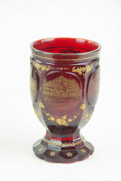 Bäder-Becher, um 1870, Rubinglas, geschliffen, mit Goldmalerei verziert, 5 Kartuschen in vier davon Ansichten der Andenken an Karlsbad, Gebrauchsspuren, Abrieb, H: 13 cm.
