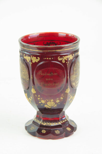 Bäder-Becher, um 1870, Rubinglas, geschliffen, mit Goldmalerei verziert, 5 Kartuschen in vier davon Ansichten der Andenken an Karlsbad, Gebrauchsspuren, Abrieb, H: 13 cm.