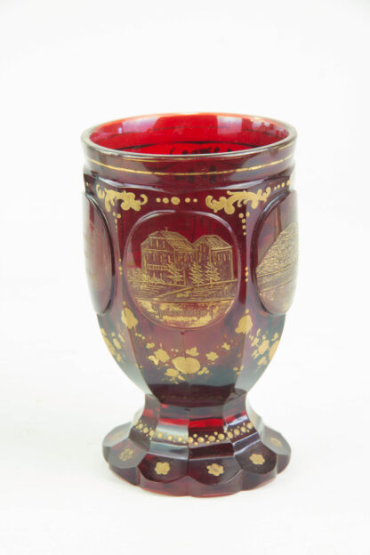 Bäder-Becher, um 1870, Rubinglas, geschliffen, mit Goldmalerei verziert, 5 Kartuschen in vier davon Ansichten der Andenken an Karlsbad, Gebrauchsspuren, Abrieb, H: 13 cm.