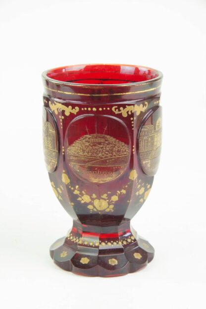 Bäder-Becher, um 1870, Rubinglas, geschliffen, mit Goldmalerei verziert, 5 Kartuschen in vier davon Ansichten der Andenken an Karlsbad, Gebrauchsspuren, Abrieb, H: 13 cm.