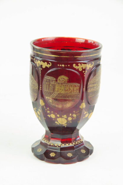 Bäder-Becher, um 1870, Rubinglas, geschliffen, mit Goldmalerei verziert, 5 Kartuschen in vier davon Ansichten der Andenken an Karlsbad, Gebrauchsspuren, Abrieb, H: 13 cm.