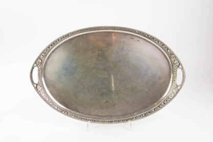 Silber-Tablett, um 1900, 800er Silber gestempelt, hergestellt von der Firma Schleissner, oval, im klassischen Stil, Rand in durchbrochener Ornamentik gearbeitet, Perlabschluss, Gebrauchsspuren, B: 44 cm, T: 28,5 cm, 1100g.
