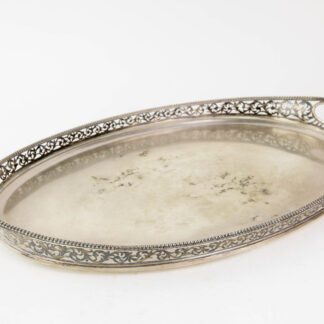 Silber-Tablett, um 1900, 800er Silber gestempelt, hergestellt von der Firma Schleissner, oval, im klassischen Stil, Rand in durchbrochener Ornamentik gearbeitet, Perlabschluss, Gebrauchsspuren, B: 44 cm, T: 28,5 cm, 1100g.
