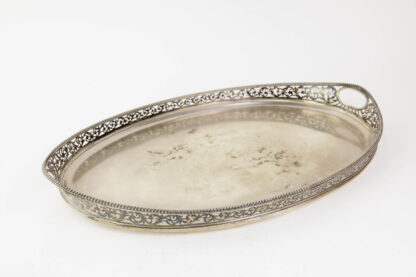 Silber-Tablett, um 1900, 800er Silber gestempelt, hergestellt von der Firma Schleissner, oval, im klassischen Stil, Rand in durchbrochener Ornamentik gearbeitet, Perlabschluss, Gebrauchsspuren, B: 44 cm, T: 28,5 cm, 1100g.