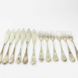 Fischbesteck, Jugendstil, um 1910, 800er Silber gestempelt, 6teilig, mit Vorlegegabel und Fischheber, plastisch gearbeitet, graviert, mit Monogramm, sehr dekorativ, Gebrauchsspuren 820 g.
