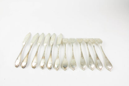 Fischbesteck, Jugendstil, um 1910, 800er Silber gestempelt, 6teilig, mit Vorlegegabel und Fischheber, plastisch gearbeitet, graviert, mit Monogramm, sehr dekorativ, Gebrauchsspuren 820 g.