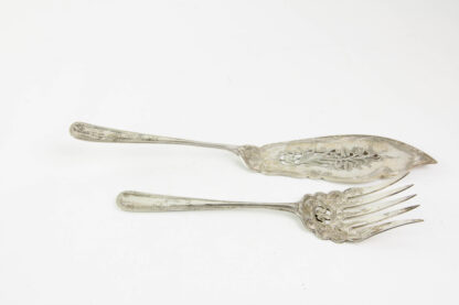 Fischbesteck, Jugendstil, um 1910, 800er Silber gestempelt, 6teilig, mit Vorlegegabel und Fischheber, plastisch gearbeitet, graviert, mit Monogramm, sehr dekorativ, Gebrauchsspuren 820 g.