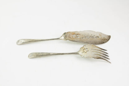 Fischbesteck, Jugendstil, um 1910, 800er Silber gestempelt, 6teilig, mit Vorlegegabel und Fischheber, plastisch gearbeitet, graviert, mit Monogramm, sehr dekorativ, Gebrauchsspuren 820 g.