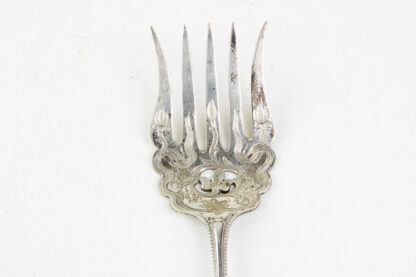 Fischbesteck, Jugendstil, um 1910, 800er Silber gestempelt, 6teilig, mit Vorlegegabel und Fischheber, plastisch gearbeitet, graviert, mit Monogramm, sehr dekorativ, Gebrauchsspuren 820 g.
