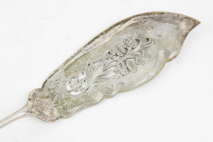 Fischbesteck, Jugendstil, um 1910, 800er Silber gestempelt, 6teilig, mit Vorlegegabel und Fischheber, plastisch gearbeitet, graviert, mit Monogramm, sehr dekorativ, Gebrauchsspuren 820 g.