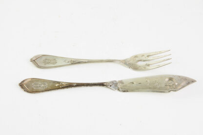 Fischbesteck, Jugendstil, um 1910, 800er Silber gestempelt, 6teilig, mit Vorlegegabel und Fischheber, plastisch gearbeitet, graviert, mit Monogramm, sehr dekorativ, Gebrauchsspuren 820 g.