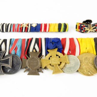 Ordensspange, Anf. 20 . Jh., Hessen mit 7 Orden bzw. Auszeichnungen: 1. EK II, 2. Verdienstmedaille Hessen, 3. Hindenburgkreuz, 4. Verdienstkreuz III. Reich in Gold für 40 Jahre, 5. Verdienstmedaille für 9 Jahre, 6. Centenarmedaille, 7. Silberne Verdienstmedaille Sachsen-Weimar, Carl Alexander für Ausländer (sehr selten, seit Jahre nicht im Handel angeboten), dazu Feldspange und Knopflochdekoration, guter Zustand.