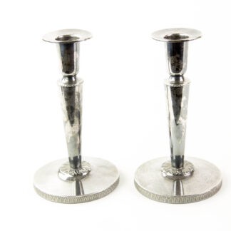 Paar Leuchter, Schweden, 1963, Silber, im klassischen Stil, Boden geschlossen und mit Leder überzogen, guter Zustand, 354 g, H: 15,5 cm.