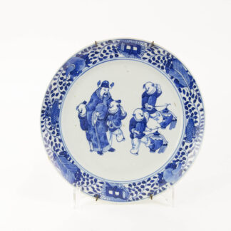 Teller, China, 19. Jh., ungemarkt, Darstellung eines Mannes mit Kindern in Blaumalerei, Gebrauchsspuren, unbeschädigt. D: 24 cm.