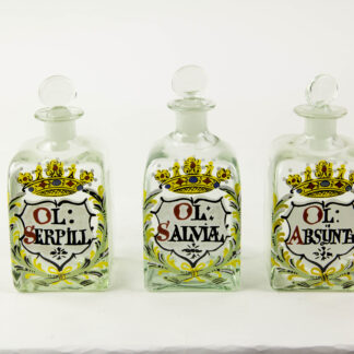 Konvolut Apothekergefäße, bestehend aus 4 Flaschen, im Stil des 18. Jh., Abriss, formgeblasen,  mit Emailfarben bemalt, 4 Bechern, formgelasen und mit Emailfarben bemalt, limitierte Auflage von ca. 600 Stück aus dem Jahr 1983, alle Gläser sind signiert und nummeriert, dazu zwei alte Flaschen, unbeschädigt, Gebrauchsspuren, H: Flaschen: 12 cm, H: Gläser 11 cm.