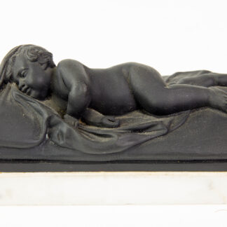 2 Figuren, 19. Jh., Wedgewood, Black Basalt, 2 schlafende Kinder, auf weißem Marmorsockel befestigt (geklebt), eine Figur mit stärkeren Beschädigungen und Restaurierungen, H: 6 cm, L: 14 cm.