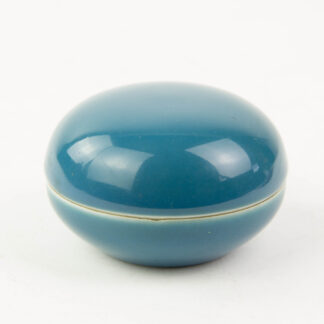 Kleine Dose, China, wohl GUANGXU - Zeit, Porzellan, türkisfarben glasiert, 4 minimale Chips an der Schale, sonst unbeschädigt. H: 5 cm, D: 7,5 cm.