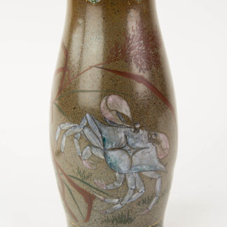 Vase, Japan, Meiji-Zeit, um 1900, Porzellan, braune polychrome Glasur, verziert mit einer Krabbe und Grashalmen in Emailmalerei, Vasenrand umlaufend mit kleinen dreieckigen Ornamenten verziert, am Stand schmales, umlaufendes Band mit Blüten und Zweigen, teilweise in Goldmalerei,  Gebrauchsspuren. H: 26 cm.