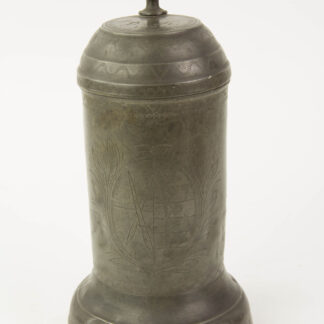 Walzenkrug, datiert 1803, Zinn, graviert mit Cursächsichen Wappen, Henkel an Unterseite gerissen, Krug stärker verbeult, schöne Patina. H: 27 cm.