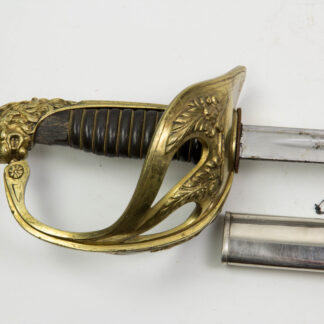 Säbel, Frankreich, M 1923, Säbel für höhere Offiziere, vergoldeter Bronzegefäß mit Löwenkopfabschluss, ausgebrochener  Horngriff, Klinge graviert: Couleaux et Cie à Klingenthal,vernickelte Scheide, ca. 14 cm zu lang, Gebrauchsspuren. L: 104 cm.