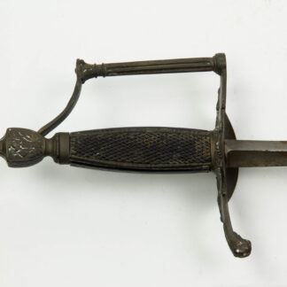 Degen, Frankreich, Consulat, Marine, vor 1804, Bronzegefäß, halbrundes Stichblatt mit auf Anker sitzender Aphrodite auf Nordstern zeigend, Griffbügel in Form einer griechischen Säule mit Kapitell in urnenförmigen, flachgedrückten Knauf endend, Knauf beidseitig graviert mit Ornamenten, Lektorenbündeln, Kriegstrophäen und Helm verziert, geriffeltes Ebenholz-Griffstück mit Perlstabkanten aus Bronze, spätere Dreikantklinge, Gefäßalter grüner Patina, Gebrauchsspuren, selten. L: 98 cm. 