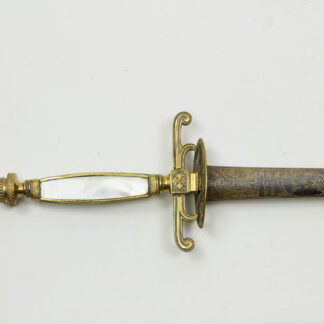 Schwert, Frankreich, Directoire, vergoldetes Messinggefäß, Perlmutt-Griffstück, eine Hälfte durch Aluminiumplatte ersetzt, durchbrochen gearbeitetes Stichblatt, ältere, zivile Klinge aus der zweiten Hälfte des 18. Jh., Reste von Bläuungen und Zierätzungen, Gebrauchsspuren. L: 86 cm.