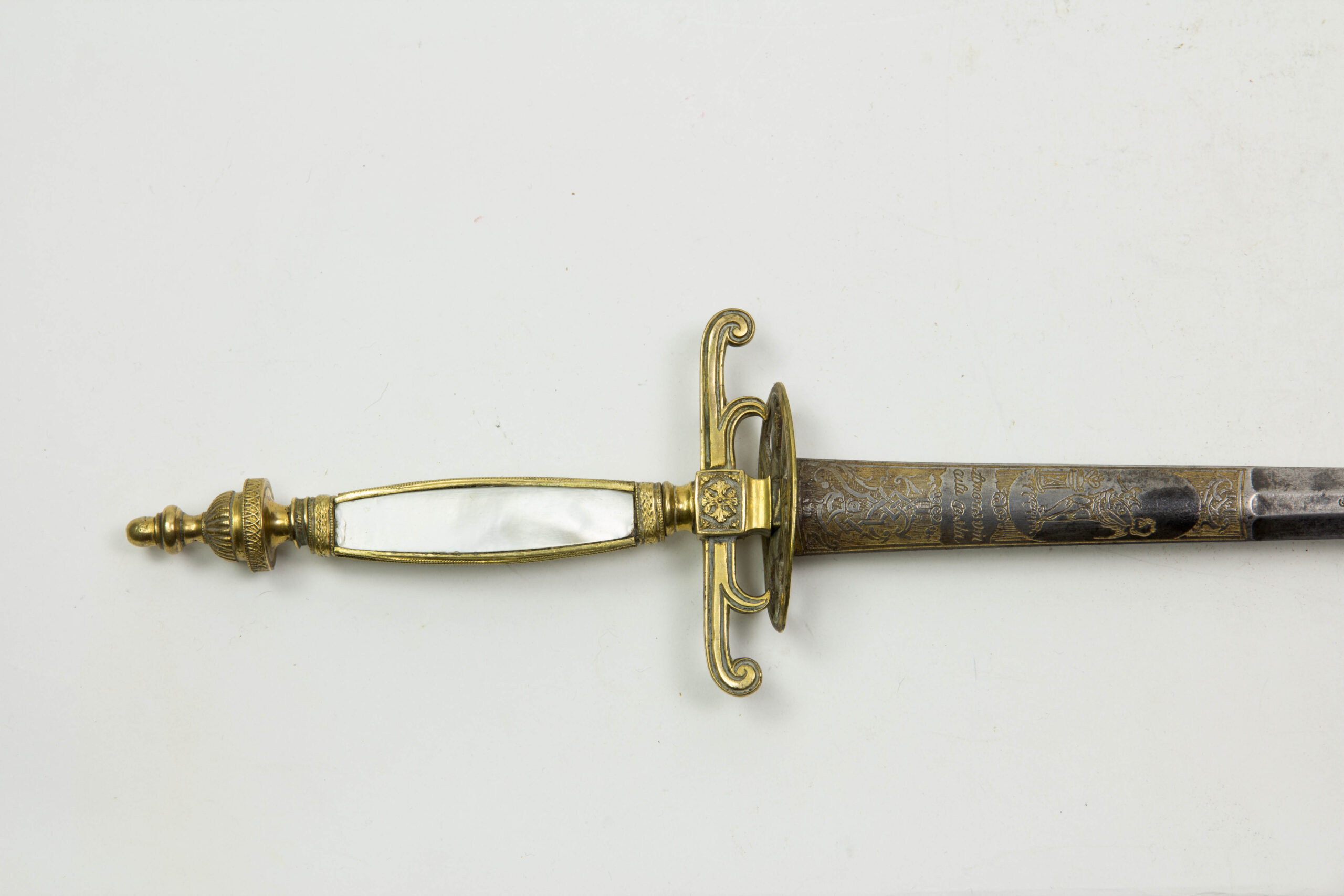 Schwert, Frankreich, Directoire, vergoldetes Messinggefäß, Perlmutt-Griffstück, eine Hälfte durch Aluminiumplatte ersetzt, durchbrochen gearbeitetes Stichblatt, ältere, zivile Klinge aus der zweiten Hälfte des 18. Jh., Reste von Bläuungen und Zierätzungen, Gebrauchsspuren. L: 86 cm.