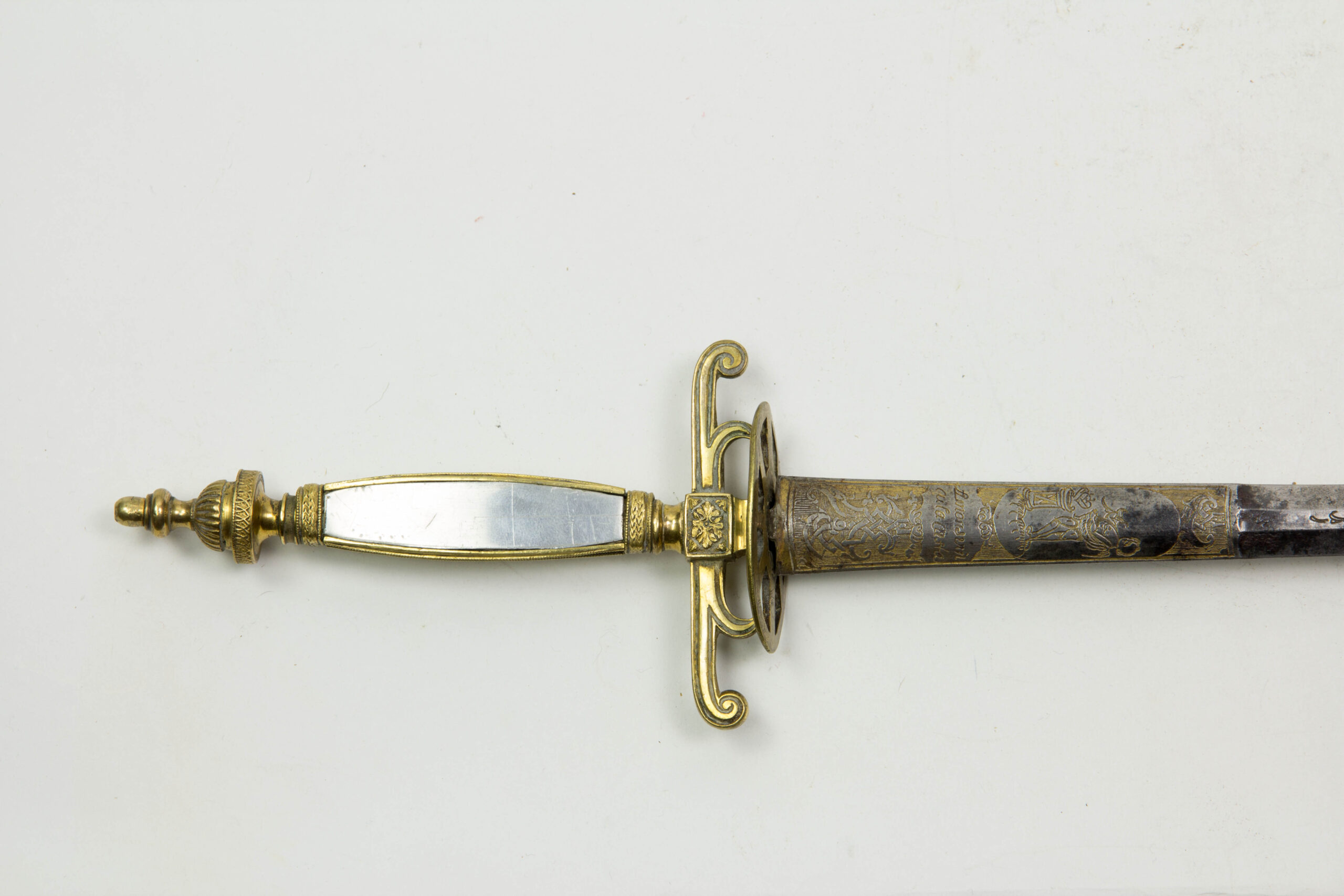 Schwert, Frankreich, Directoire, vergoldetes Messinggefäß, Perlmutt-Griffstück, eine Hälfte durch Aluminiumplatte ersetzt, durchbrochen gearbeitetes Stichblatt, ältere, zivile Klinge aus der zweiten Hälfte des 18. Jh., Reste von Bläuungen und Zierätzungen, Gebrauchsspuren. L: 86 cm.