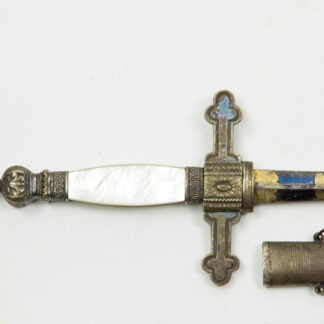 Schwert, Frankreich, Ende 18. Jh./Anf. 19. Jh., Directoire/Empire, versilbertes Gefäß mit Parierstange, Parierstange mit dreipassförmigen Abschluss, Perlmutt-Griffschalen. verzierter Knaufabschluss, zweischneidige, rhombische Klinge mit Mittelgrat, mit gebläuten und vergoldeten Ornamenten, Lederscheide mit versilberten Ortblech und Schuh, für das Alter in einem sehr guten Zustand, Gebrauchsspuren. L: 90 cm.