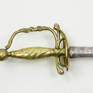 Degen, zweite Hälfte 18. Jh., Gefäß Bronze vergoldet, mit Wellenverzierungen, Griffbügel mittig mit plastischen Hirsch, rhombisch auslaufende Klinge mit Zierätzungen, Griffbügel alt repariert, Gebrauchsspuren. L: 92 cm.