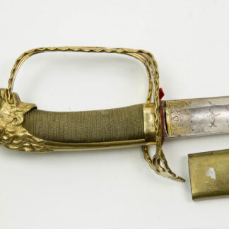 Löwenkopf-Säbel, Frankreich, Ende 18. Jh., Revolution, Offizier, stark vergoldetes, etwas deformiertes Messinggefäß, Griffstück mit Silberdrahtwicklung, Klinge mit minimalen Resten einer Bläuung, beidseitig mit Freimaurer Symbolen der Zeit verziert, Lederscheide mit Messingbeschlägen, ein Säbel dieser Art ist äußerst selten, Gebrauchsspuren. L: 98 cm.