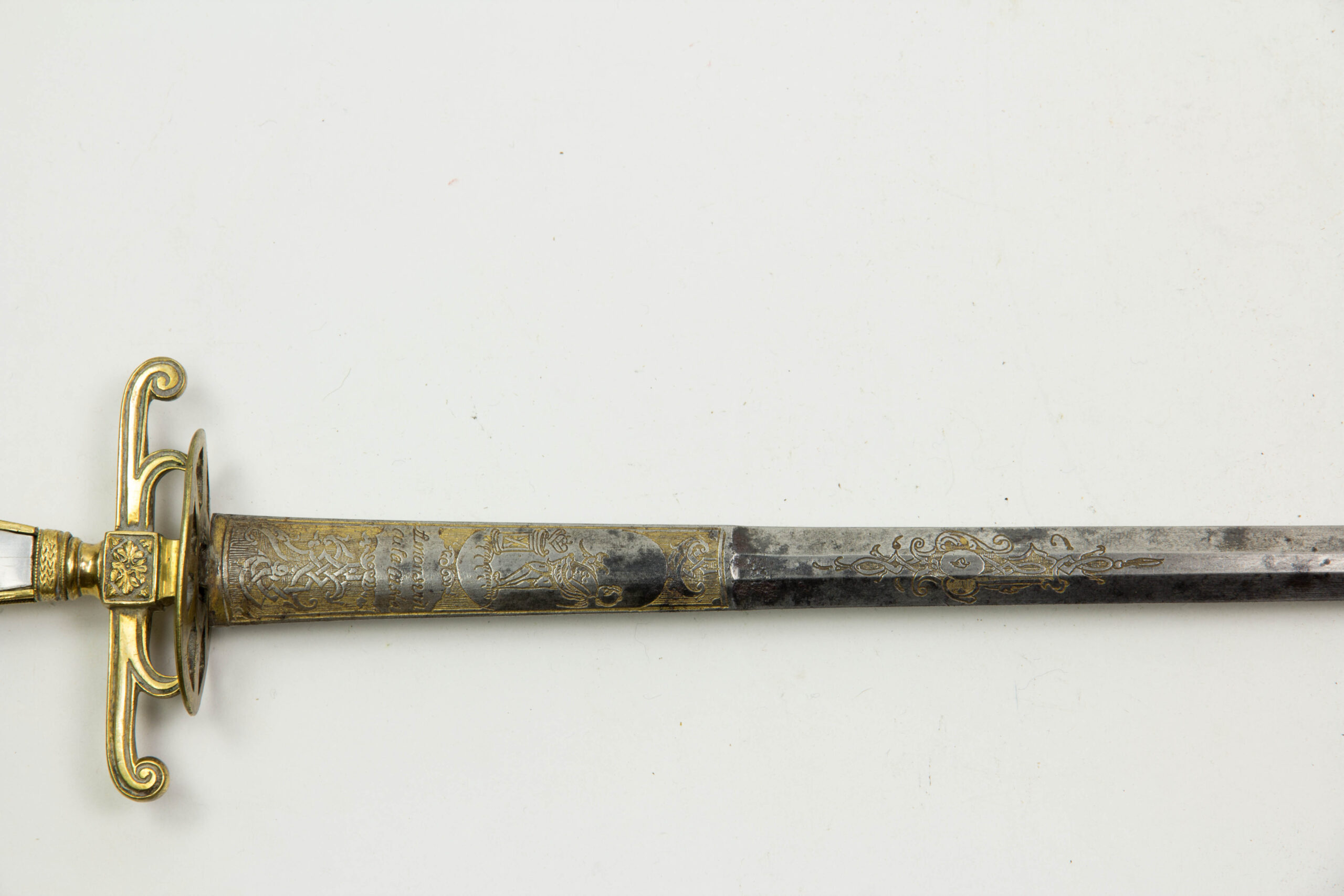 Schwert, Frankreich, Directoire, vergoldetes Messinggefäß, Perlmutt-Griffstück, eine Hälfte durch Aluminiumplatte ersetzt, durchbrochen gearbeitetes Stichblatt, ältere, zivile Klinge aus der zweiten Hälfte des 18. Jh., Reste von Bläuungen und Zierätzungen, Gebrauchsspuren. L: 86 cm.