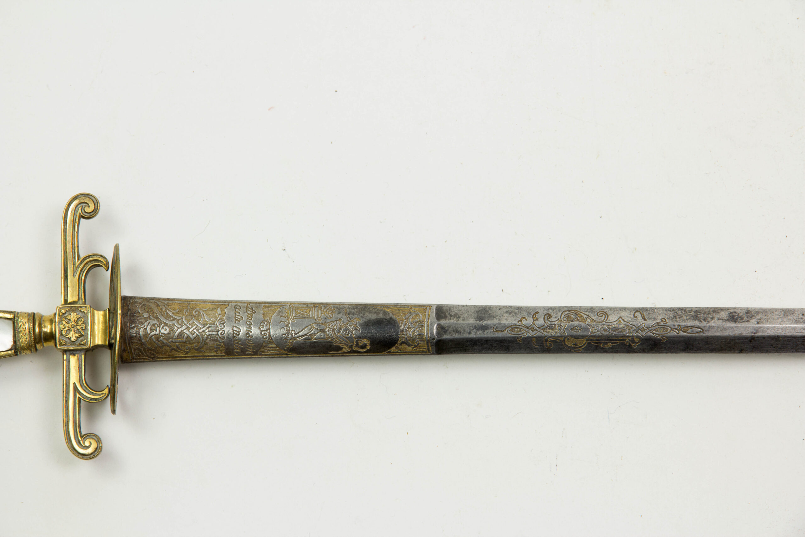 Schwert, Frankreich, Directoire, vergoldetes Messinggefäß, Perlmutt-Griffstück, eine Hälfte durch Aluminiumplatte ersetzt, durchbrochen gearbeitetes Stichblatt, ältere, zivile Klinge aus der zweiten Hälfte des 18. Jh., Reste von Bläuungen und Zierätzungen, Gebrauchsspuren. L: 86 cm.