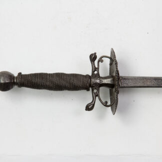 Degen, deutsch/sächsisch, um 1700, verziertes Eisengefäß mit Parierstangen und Stichblatt, auf Stichblatt aufgelegte, diamantartige, geschliffene Verzierungen, Griffstück mit Eisendrahtwicklung und Türkenbunden, runder, kantiger Abschlussknauf, zweischneidig auslaufende Klinge, noch typische Rapierform mit kantiger Fehlschärfe , Reste von Ätzungen im ersten Drittel, halbes Wagenrad mit zwei "Z", darüber sächsisches Wappen mit Kurhut, Palmwedeln und Ornamenten, früher, eleganter und leichter Degen, teilweise stark oxidiert, selten, Gebrauchsspuren. L 102 cm. 