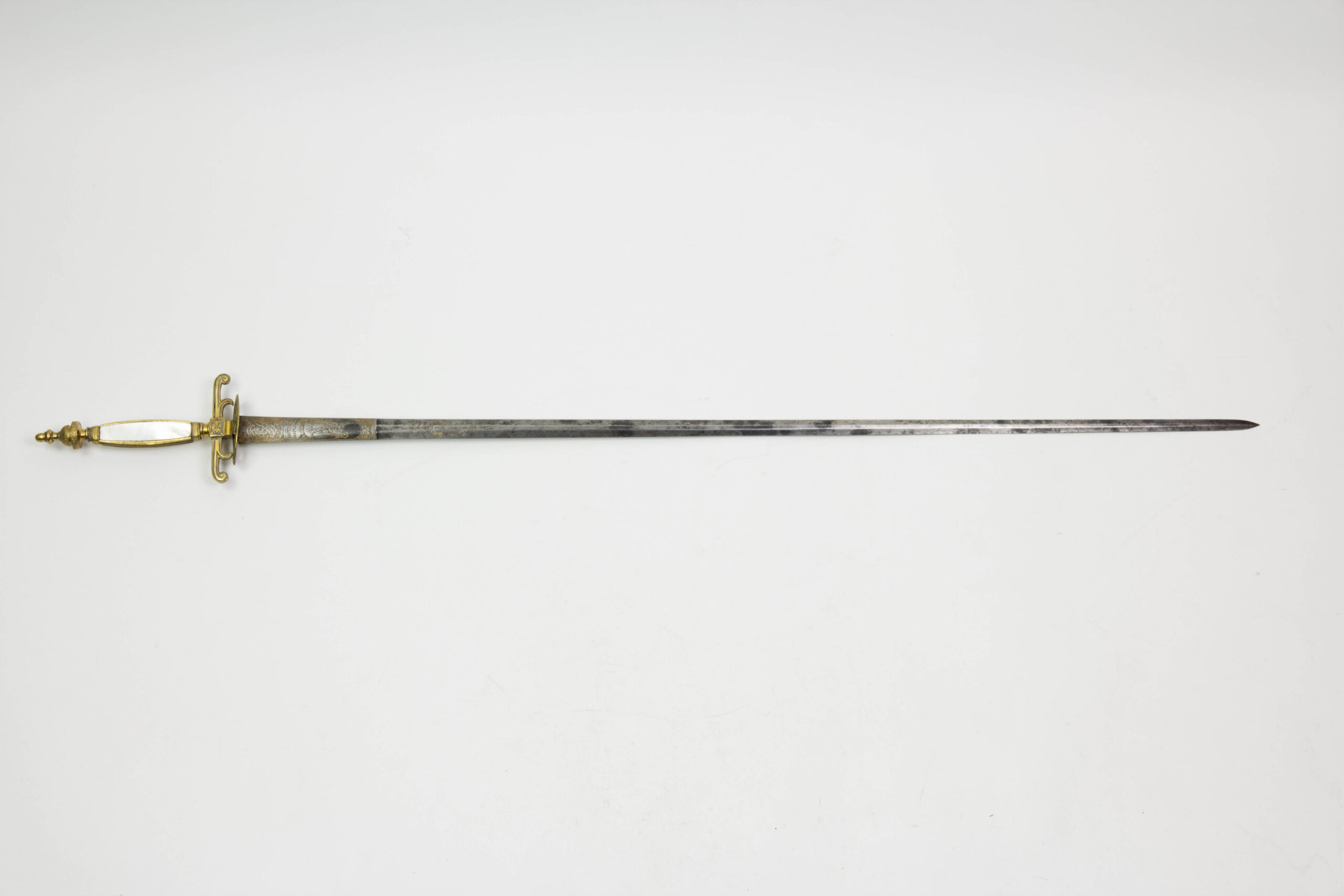 Schwert, Frankreich, Directoire, vergoldetes Messinggefäß, Perlmutt-Griffstück, eine Hälfte durch Aluminiumplatte ersetzt, durchbrochen gearbeitetes Stichblatt, ältere, zivile Klinge aus der zweiten Hälfte des 18. Jh., Reste von Bläuungen und Zierätzungen, Gebrauchsspuren. L: 86 cm.