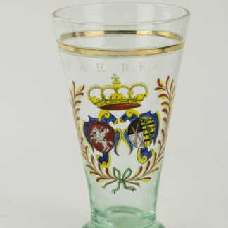 Abrißglas, Mitte 19. Jh., grünstichig, konische Form, auf der Schauseite verziert mit dem bekrönten Wappen von Litauen und Kursachen, flankiert von Lorbeerzweigen in Emailmalerei, unter weiß gefassten Goldrand und über Wappen mit Krone Buchstabenfolge: F.A.R.R.E.S, Gebrauchsspuren. H: 19 cm.