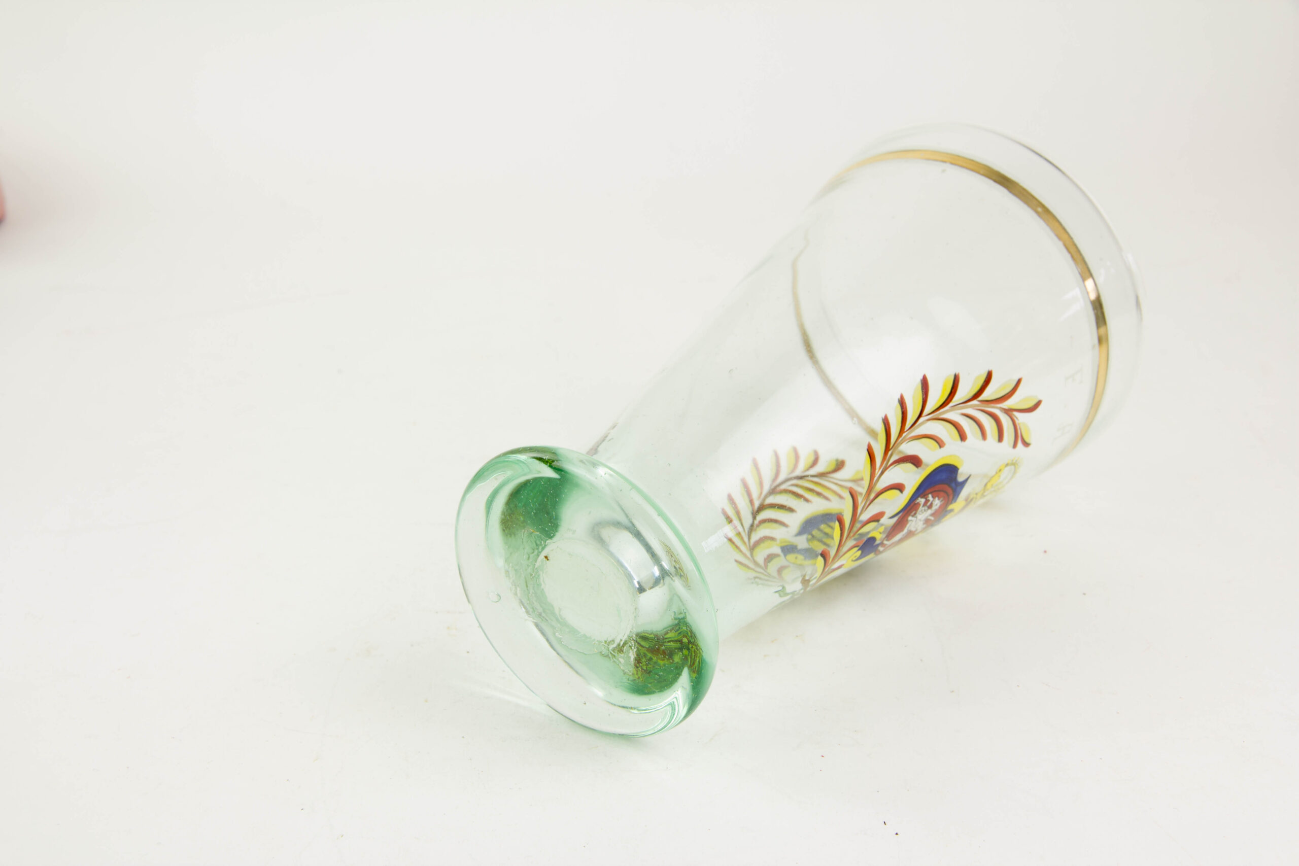 Abrißglas, Mitte 19. Jh., grünstichig, konische Form, auf der Schauseite verziert mit dem bekrönten Wappen von Litauen und Kursachen, flankiert von Lorbeerzweigen in Emailmalerei, unter weiß gefassten Goldrand und über Wappen mit Krone Buchstabenfolge: F.A.R.R.E.S, Gebrauchsspuren. H: 19 cm.