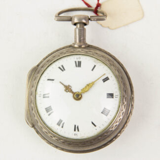 Repetier-Spindel-Taschenuhr, 2. Hälfte 18. Jh., Silber, schlichtes Silbergehäuse mit Ornamenten verziert, Email-Ziffernblatt mit römischen Ziffern, Haarrisse und Chips, durchbrochen gearbeitetes, ausklappbares Uhrwerk, rückseitig vergoldet, und mit zwei plastisch gearbeiteten Husaren verziert, die das ungarische Wappen, das von zwei Engeln gehalten wird flankieren, darunter graviert: M.K. Kremsmünster in Österreich, hoch interessantes Uhrwerk, Uhr läuft an, nicht revidiert. D: 5,5 cm.
