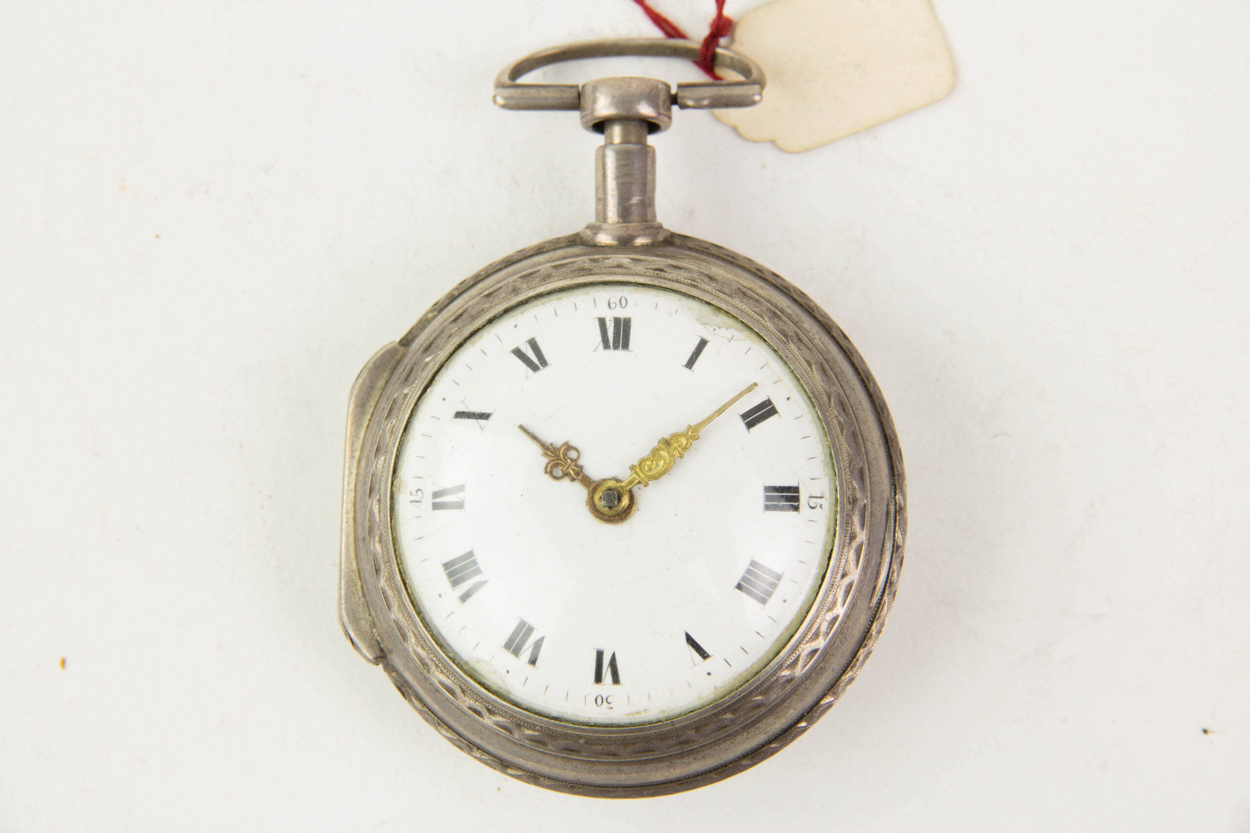 Repetier-Spindel-Taschenuhr, 2. Hälfte 18. Jh., Silber, schlichtes Silbergehäuse mit Ornamenten verziert, Email-Ziffernblatt mit römischen Ziffern, Haarrisse und Chips, durchbrochen gearbeitetes, ausklappbares Uhrwerk, rückseitig vergoldet, und mit zwei plastisch gearbeiteten Husaren verziert, die das ungarische Wappen, das von zwei Engeln gehalten wird flankieren, darunter graviert: M.K. Kremsmünster in Österreich, hoch interessantes Uhrwerk, Uhr läuft an, nicht revidiert. D: 5,5 cm.