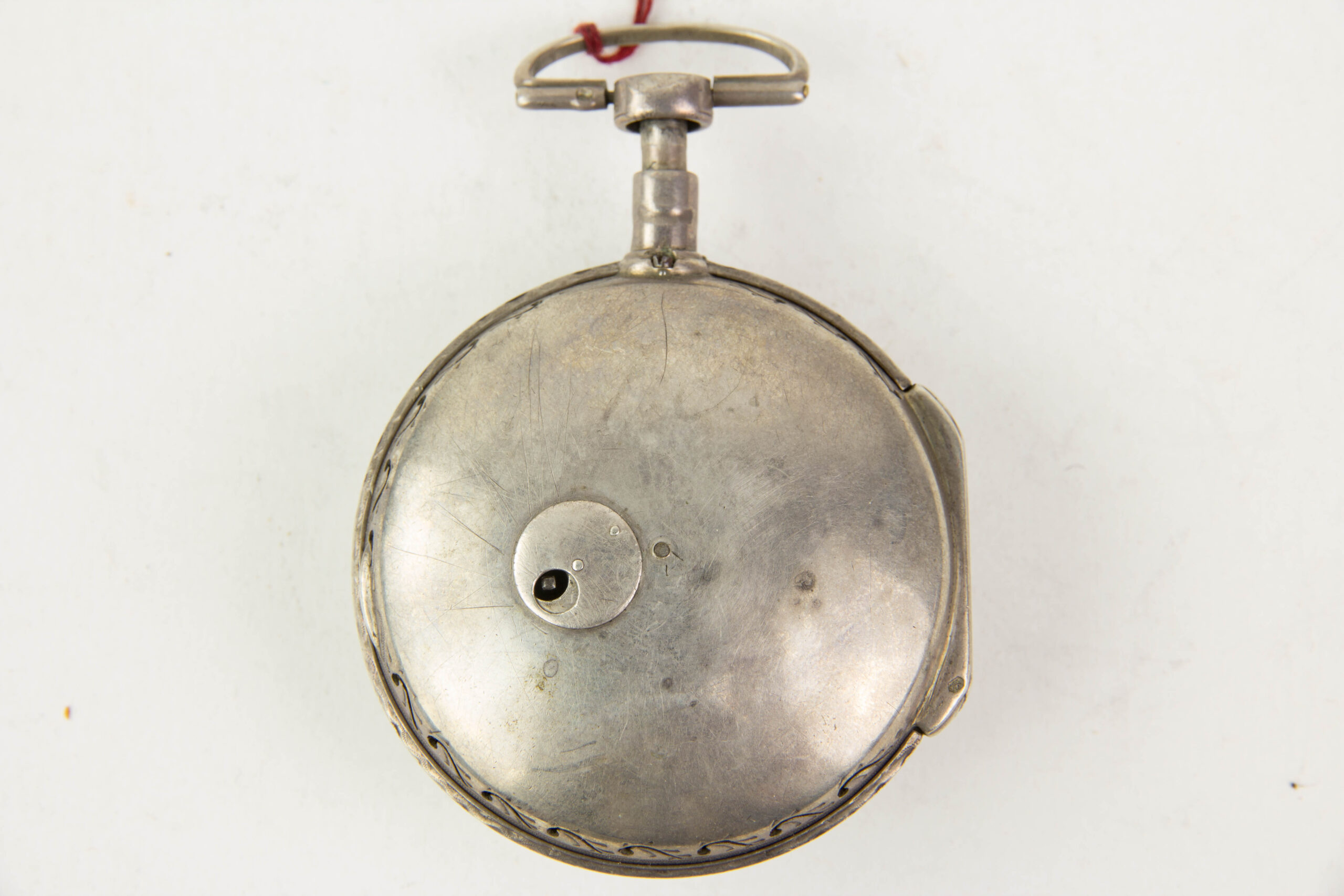 Repetier-Spindel-Taschenuhr, 2. Hälfte 18. Jh., Silber, schlichtes Silbergehäuse mit Ornamenten verziert, Email-Ziffernblatt mit römischen Ziffern, Haarrisse und Chips, durchbrochen gearbeitetes, ausklappbares Uhrwerk, rückseitig vergoldet, und mit zwei plastisch gearbeiteten Husaren verziert, die das ungarische Wappen, das von zwei Engeln gehalten wird flankieren, darunter graviert: M.K. Kremsmünster in Österreich, hoch interessantes Uhrwerk, Uhr läuft an, nicht revidiert. D: 5,5 cm.