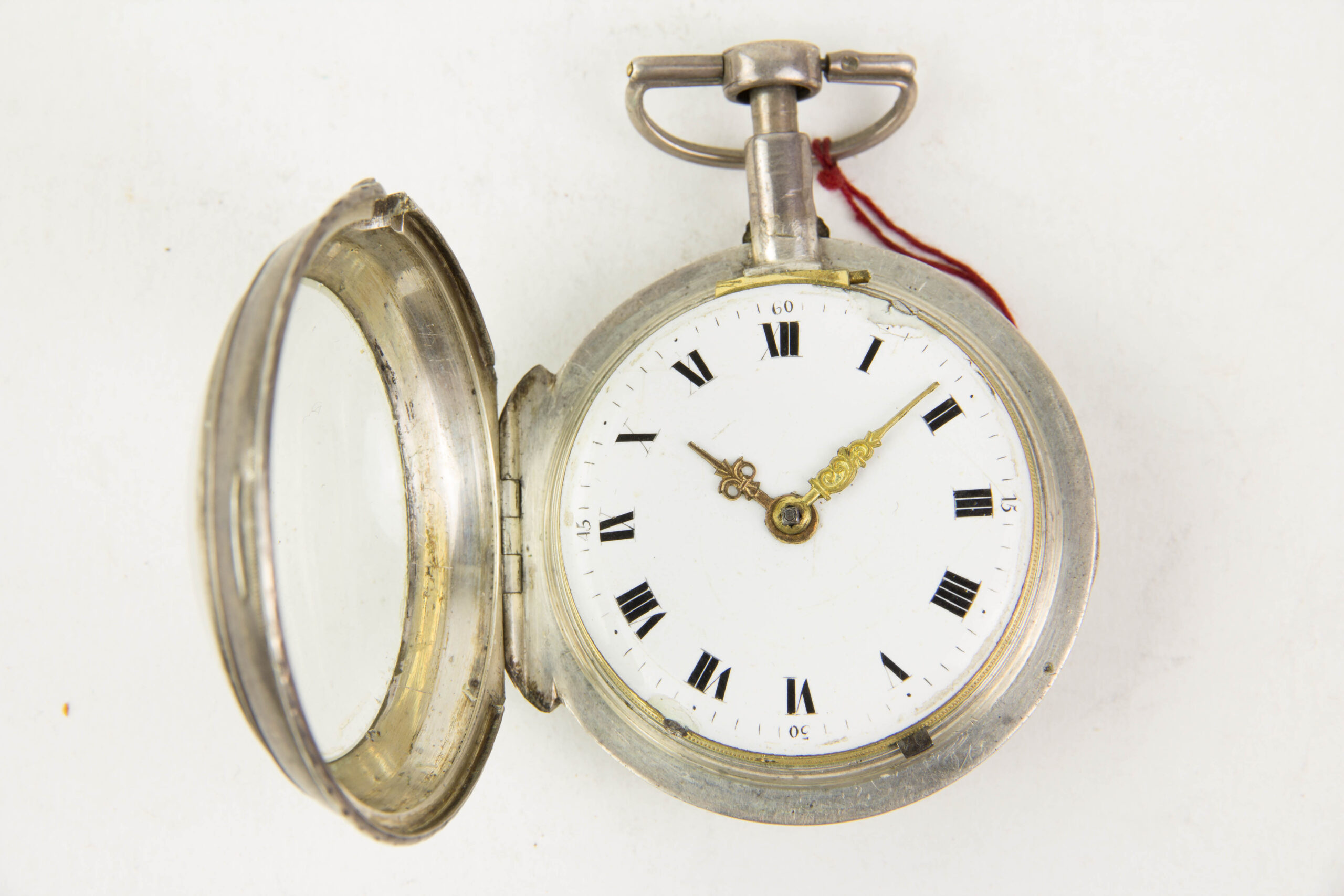 Repetier-Spindel-Taschenuhr, 2. Hälfte 18. Jh., Silber, schlichtes Silbergehäuse mit Ornamenten verziert, Email-Ziffernblatt mit römischen Ziffern, Haarrisse und Chips, durchbrochen gearbeitetes, ausklappbares Uhrwerk, rückseitig vergoldet, und mit zwei plastisch gearbeiteten Husaren verziert, die das ungarische Wappen, das von zwei Engeln gehalten wird flankieren, darunter graviert: M.K. Kremsmünster in Österreich, hoch interessantes Uhrwerk, Uhr läuft an, nicht revidiert. D: 5,5 cm.