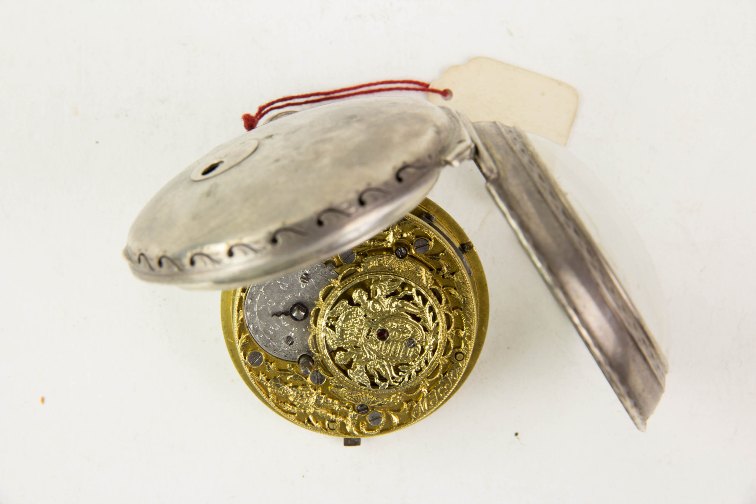 Repetier-Spindel-Taschenuhr, 2. Hälfte 18. Jh., Silber, schlichtes Silbergehäuse mit Ornamenten verziert, Email-Ziffernblatt mit römischen Ziffern, Haarrisse und Chips, durchbrochen gearbeitetes, ausklappbares Uhrwerk, rückseitig vergoldet, und mit zwei plastisch gearbeiteten Husaren verziert, die das ungarische Wappen, das von zwei Engeln gehalten wird flankieren, darunter graviert: M.K. Kremsmünster in Österreich, hoch interessantes Uhrwerk, Uhr läuft an, nicht revidiert. D: 5,5 cm.