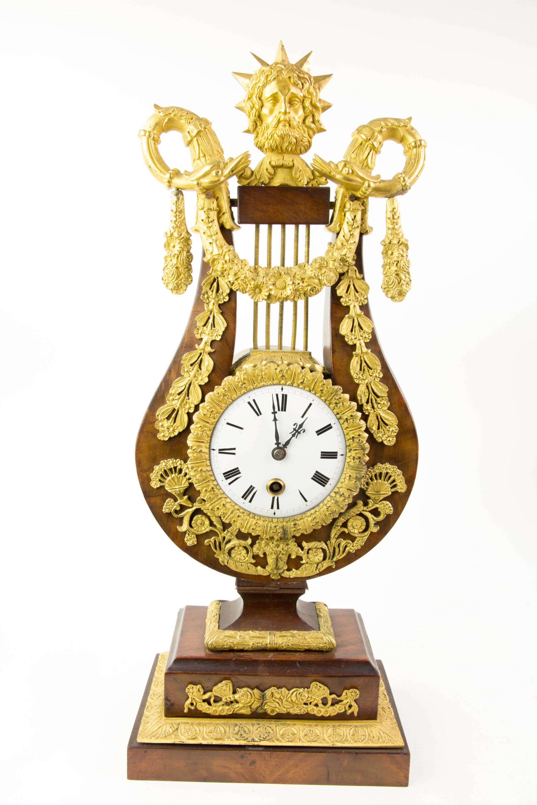 Prunk-Pendule, Anf. 19. Jh., in Form einer Lyra auf Sockel, Mahagoni furniert, reich mit feuervergoldeten Beschlägen verziert, Abschluss David mit Zackenkrone (biblischer König David), flankiert von 2 Schlangen, Email-Ziffernblatt, Fadenaufhängung mit Pendel, ohne Schlagwerk, Schlüssel fehlt, Uhrwerk nicht revidiert, Reparatur oder Reinigung durch Uhrmacher möglich, Gebrauchsspuren. H: 48 cm.