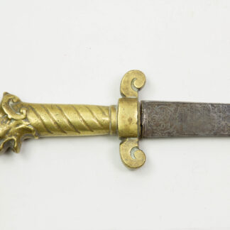 Hirschfänger, deutsch, 18. Jh., geriffeltes Bronzegefäß mit Löwenkopfabschluss, Parierstange mit eingerollten Ende, sich verjüngende, keilförmige Klinge mit leichter Hohlkehle mit Grat, im Klingenansatz Ätzungen einer Lilie und Ornamenten, auf einer Seite beschiftet: "Ich bin ein Jäger, ...." Ätzungen etwas verputzt, wohl original verzierte Klinge, Gefäß mit Kunststoff ausgefüllt, L: 71 cm.