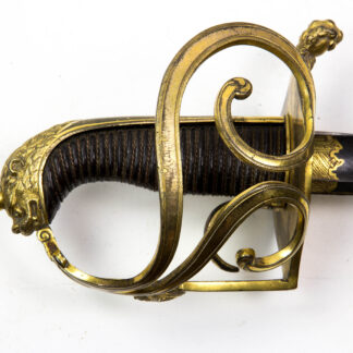 Offizierssäbel, Sachsen, nach 1806, Leibkürassier - Garde, Löwenkopfgefäß mit 3 Nebenbügeln, zwei davon eingerollt, Bronze, ovales Stichblatt in einer Löwentatze endend, Holzgriffstück mit Leber überzogen und Drahtwicklung, sächsisches Wappen auf dem Hauptbügel, Rückenklinge mit Hohlschliff, im ersten Drittel gebläut, vergoldet und mit Ornamenten und Kriegsgirlanden verziert, dazu Messingscheide mit zwei plastischen Löwenköpfen und Trageringen, Reste einer Vergoldung, absolut unberührtes Stück mit schöner Patina und guter Erhaltung, das Regiment wurde 1822 in Russland komplett aufgerieben, einzigartiges Stück. L: 101 cm.